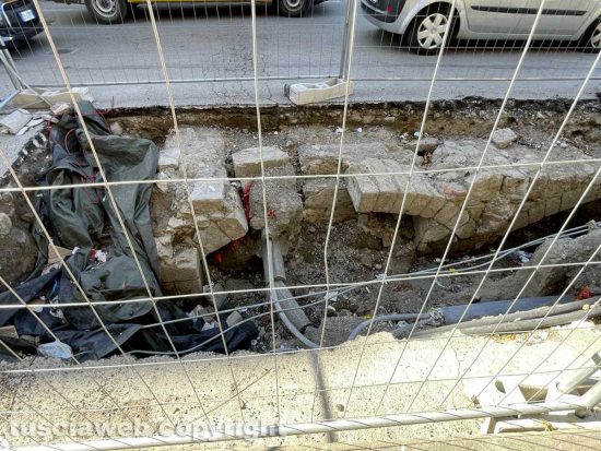 Piazza della Rocca - Gli scavi pieni di immondizia