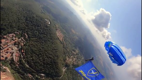 I paracadutisti della Brigata Folgore sorvolano Allumiere