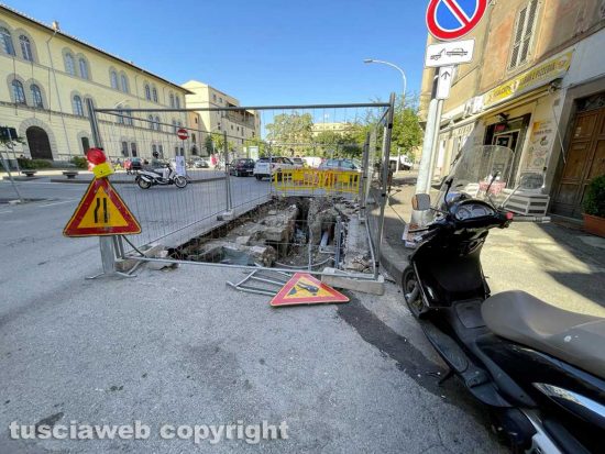 Piazza della Rocca - Gli scavi pieni di immondizia