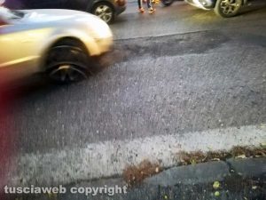 Viterbo - Strisce pedonali inesistenti al passaggio a livello