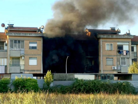 Tuscania - Moto in fiamme, il fumo invade una palazzina