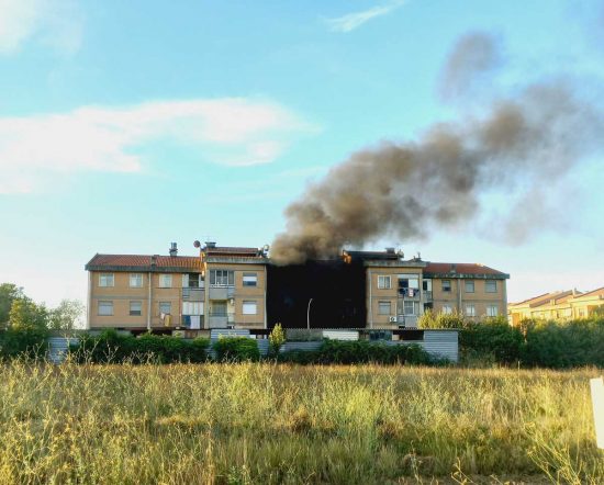 Tuscania - Moto in fiamme, il fumo invade una palazzina