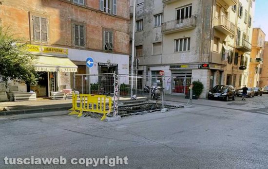 Piazza della Rocca - Gli scavi pieni di immondizia