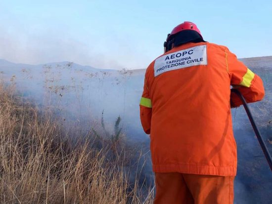 Tarquinia - Incendio di sterpaglie in località Farnesiana