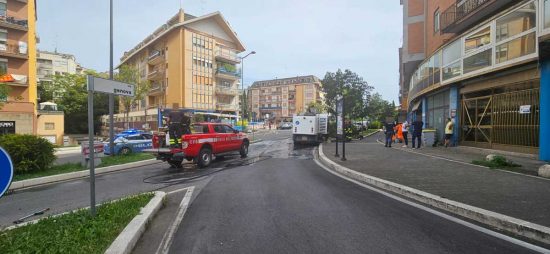 Viterbo. - Mezzo per la pulizia stradale in fiamme in via Genova