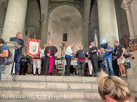 Santa Rosa - I facchini a San Sisto - Sull'altare il vescovo Piazza