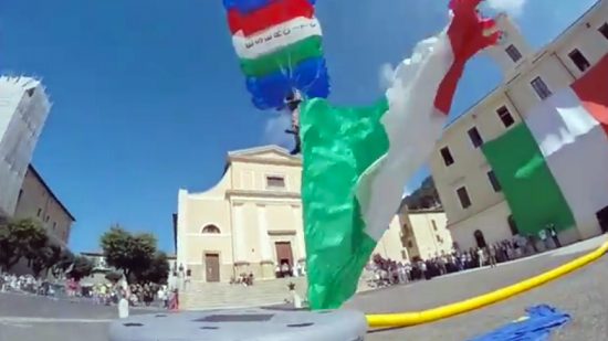I paracadutisti della Brigata Folgore atterrano a piazza della Repubblica
