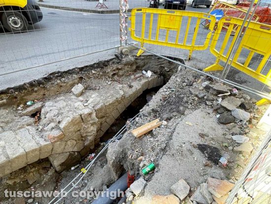 Piazza della Rocca - Gli scavi pieni di immondizia
