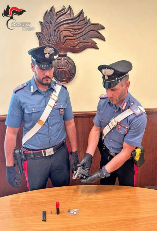 Viterbo - La pistola e il materiale sequestrati