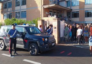 Civita Castellana - I carabinieri di fronte alle scuole
