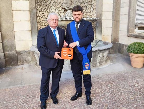 Viterbo - Francesco Ciarlanti dona un defibrillatore alla provincia 