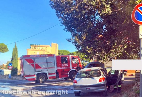 Tarquinia - A fuoco motore di un'auto