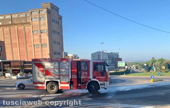 Tarquinia - A fuoco motore di un'auto
