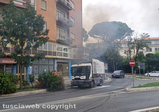 Viterbo. - Mezzo per la pulizia stradale in fiamme in via Genova