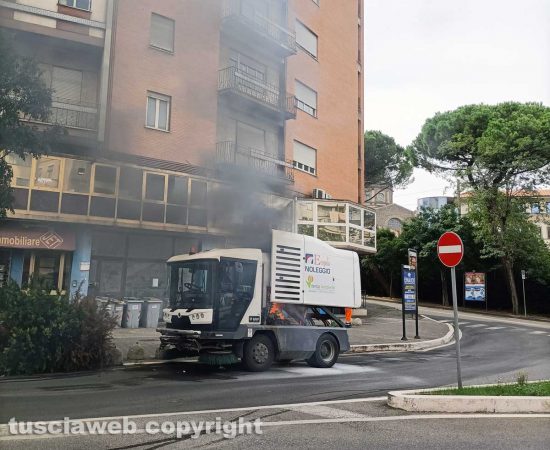 Viterbo. - Mezzo per la pulizia stradale in fiamme in via Genova