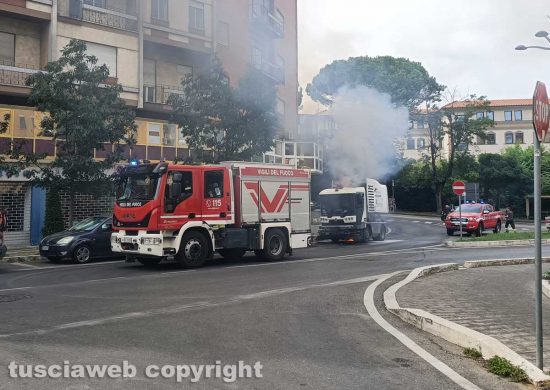 Viterbo. - Mezzo per la pulizia stradale in fiamme in via Genova