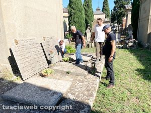 Viterbo - L’associazione degli ex Facchini in visita alle tombe dei costruttori delle macchine e dei compagni defunti