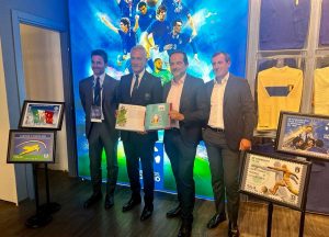 Poste italiane consegna il libro di francobolli degli azzurri al museo del calcio