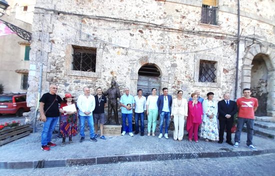 La statua inaugurata a Tolfa