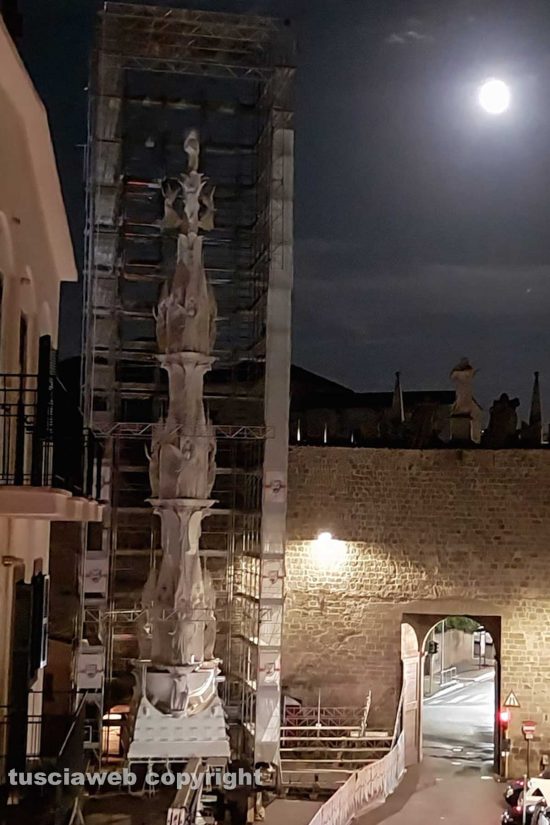 Viterbo - La luna illumina la Macchina di Santa Rosa