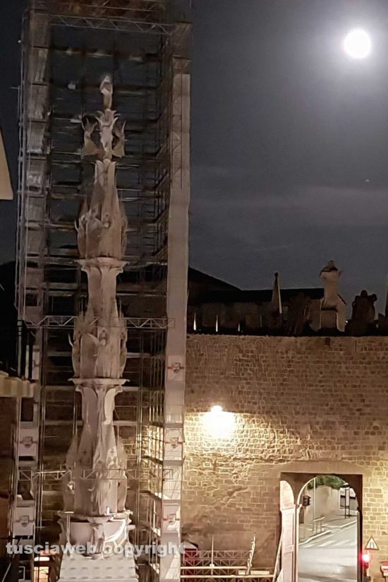 Viterbo - La luna illumina la Macchina di Santa Rosa