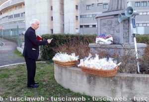 Belcolle - Il vescovo Lino Fumagalli rende omaggio alla statua di Santa Rosa