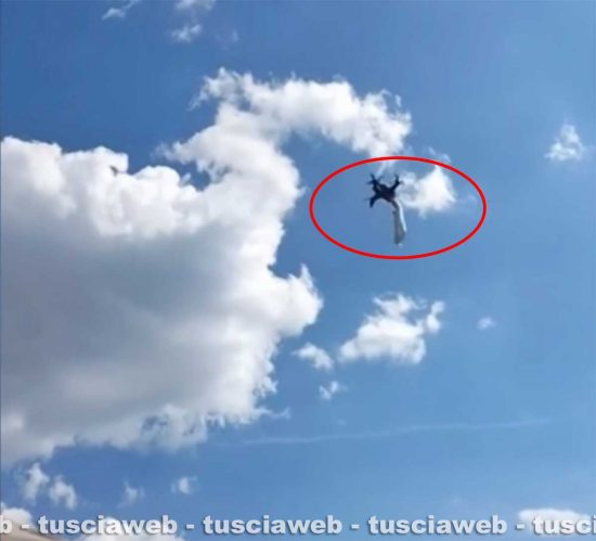 Trevignano - Statua della Madonna portata in volo col drone