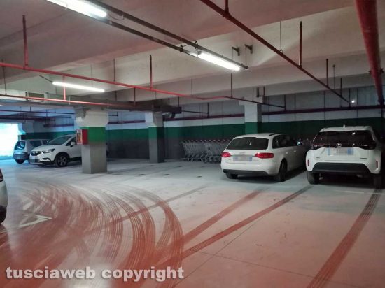 Viterbo - Gli atti vandalici nel parcheggio sotterraneo del centro commerciale