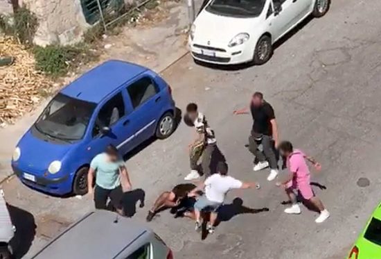 Roma - Scippatore aggredito dai passanti