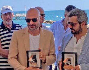 Gianluca Grazini con il premio insieme al regista Antonio Maria Castaldo