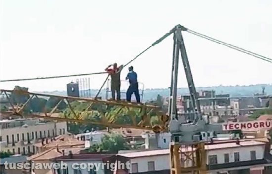 Ex caserma Palmanova - Installata la gru