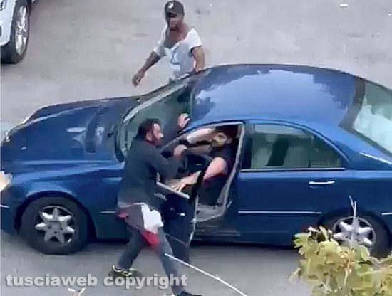 Viterbo - Aggressione e rapina con l'accetta a via Valle Piatta - La vittima tenta di recuperare il maltolto