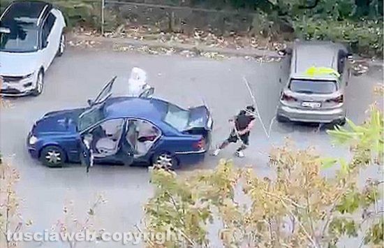 Viterbo - Aggressione e rapina con l'accetta a via Valle Piatta - Un degli aggressori con l'accetta