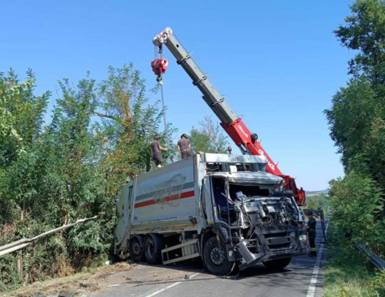 Viterbo - Camion cappotta sulla Teverina