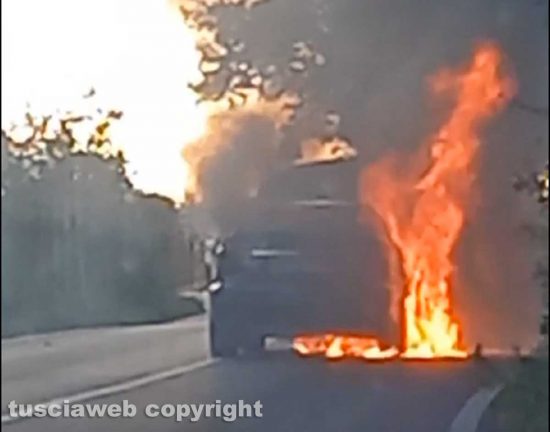 Fabrica di Roma - Auto in fiamme