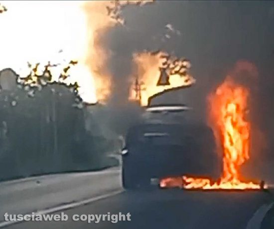 Fabrica di Roma - Auto in fiamme