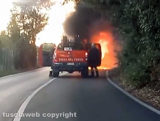 Fabrica di Roma - Auto in fiamme