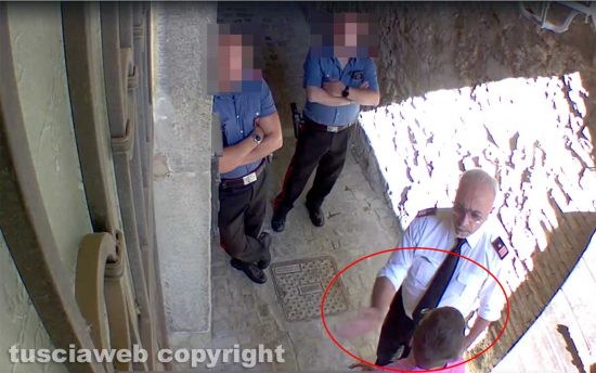 Castiglione in Teverina - Lo schiaffo del maresciallo ripreso dalla telecamera