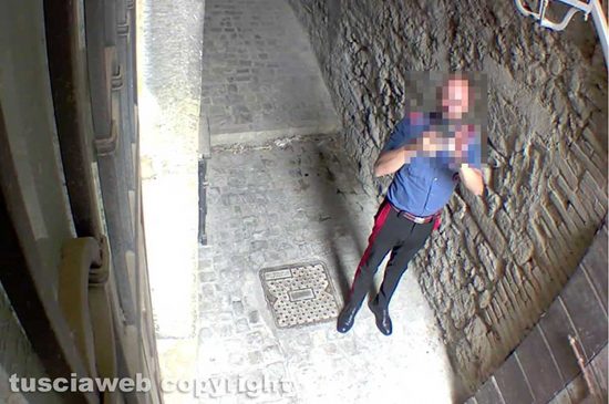 Castiglione in Teverina - Carabiniere ripreso dalla telecamera sotto casa del 32enne nel primo pomeriggio del 18 settembre