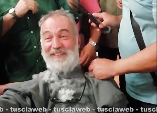 Macchina di Santa Rosa - Il capofacchino Sandro Rossi, per una scommessa, tosa barba e capelli di Raffaele Ascenzi