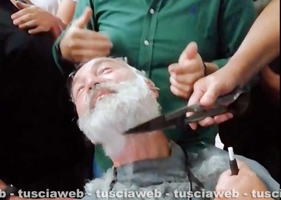 Macchina di Santa Rosa - Il capofacchino Sandro Rossi, per una scommessa, tosa barba e capelli di Raffaele Ascenzi