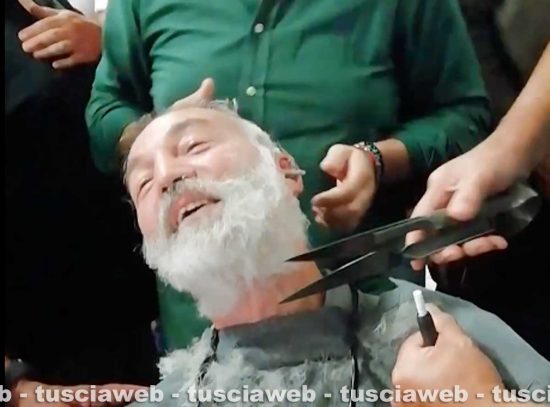 Macchina di Santa Rosa - Il capofacchino Sandro Rossi, per una scommessa, tosa barba e capelli di Raffaele Ascenzi