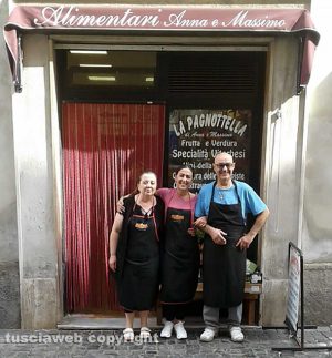 Viterbo - I proprietari dell’alimentari "La Pagnottella” - Da sinistra: Anna, la figlia Silvia e Massimo