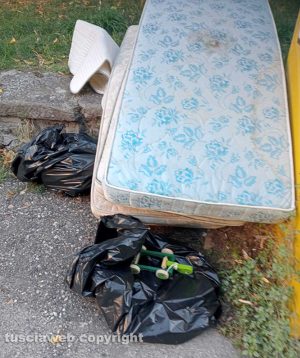 Viterbo - Via del Paradiso - Materassi abbandonati, copri water e sacchi dell'immondizia