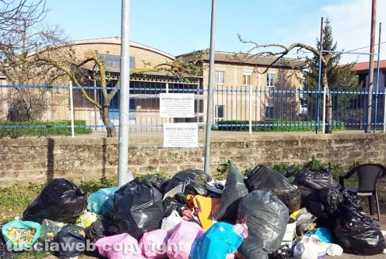 Viterbo - Strada Teverina, la zona dove manca la raccolta differenziata porta a porta