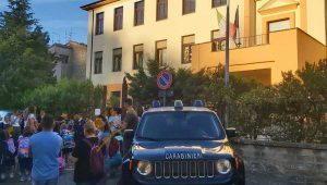 Tuscania - I carabinieri di fronte alle scuole
