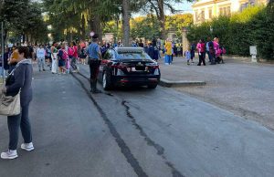 Tuscania - I carabinieri di fronte alle scuole