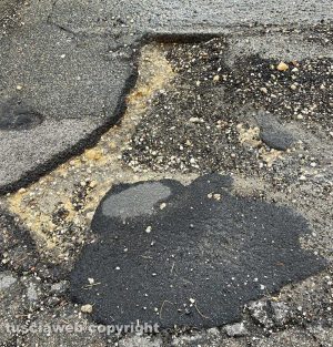 Viterbo - Bagnaia - Buche in via Fortunato del Tavano