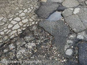 Viterbo - Bagnaia - Buche in via Fortunato del Tavano