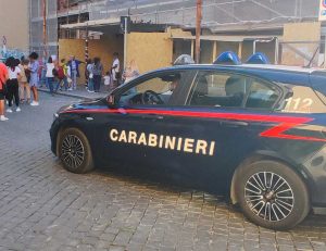 Viterbo - I carabinieri di fronte alle scuole